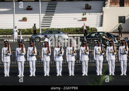 09 luglio 2021, Egitto, Cairo: Le guardie d'onore egiziane stanno all'attenzione durante i funerali militari ufficiali dell'ex prima Signora egiziana, Jehan Sadat, la vedova del defunto Presidente Anwar Sadat, al Monumento al Milite Ignoto. Foto: Hassan Mohamed/dpa Foto Stock