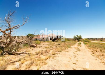 Garage derelict sulla Route 66 a Tucumcari New Mexicoroadside Foto Stock