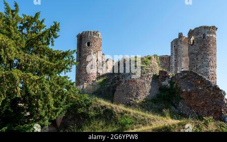 Herisson ha designato la Petite Cité de Caractère. Vista sul castello dei Ducs de Bourbon . Allier. Auvergne Rodano Alpi. Francia Foto Stock
