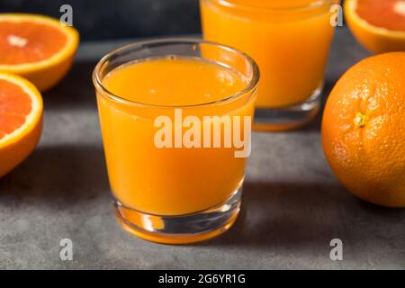 Succo d'arancia freddo rinfrescante Caracara pronto a bere Foto Stock