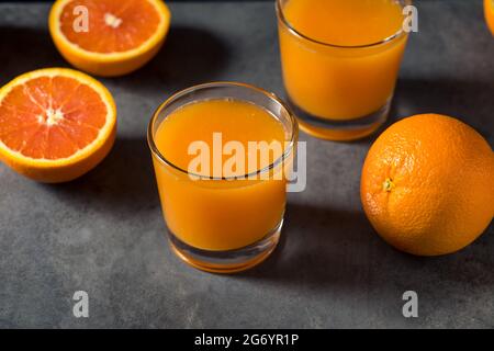 Succo d'arancia freddo rinfrescante Caracara pronto a bere Foto Stock