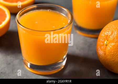 Succo d'arancia freddo rinfrescante Caracara pronto a bere Foto Stock