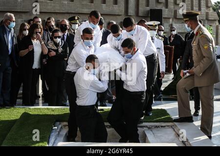 Cairo, Egitto. 09 luglio 2021. I soldati portano la bara dell'ex prima Signora egiziana, Jehan Sadat, da seppellire accanto al marito, il defunto Presidente Anwar Sadat, durante un funerale militare ufficiale presso il Monumento al Milite Ignoto. Credit: Hassan Mohamed/dpa/Alamy Live News Foto Stock