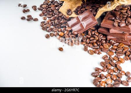 Nuovo tipo di caffè alla moda. Caffè in bar come il cioccolato, a base di chicchi di caffè, snack gustoso e salutare Foto Stock