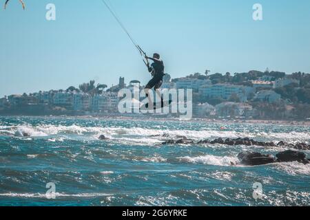 Spagna. 09 luglio 2021. 9 luglio 2021: 9 luglio 2021 (Fuengirola, Malaga) Levante Day, ideale per gli sport acquatici e del vento come SkySurf, windsurf Credit: Lorenzo Carnero/ZUMA Wire/Alamy Live News Credit: ZUMA Press, Inc./Alamy Live News Foto Stock