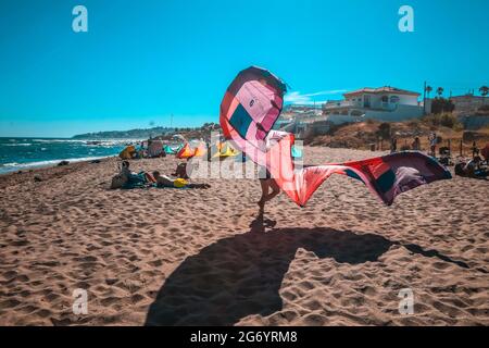 Spagna. 09 luglio 2021. 9 luglio 2021: 9 luglio 2021 (Fuengirola, Malaga) Levante Day, ideale per gli sport acquatici e del vento come SkySurf, windsurf Credit: Lorenzo Carnero/ZUMA Wire/Alamy Live News Credit: ZUMA Press, Inc./Alamy Live News Foto Stock