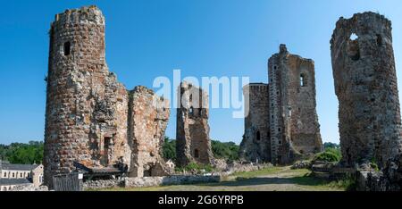 Herisson ha designato la Petite Cité de Caractère. Vista sul castello dei Ducs de Bourbon . Allier. Auvergne Rodano Alpi. Francia Foto Stock