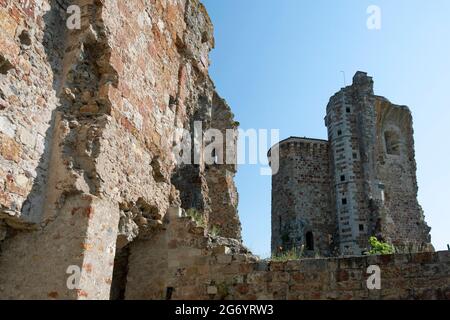 Herisson designato “Petite Cité de Caractère”, vista delle torri della fortezza dei Ducs de Bourbon, Allier, Auvergne-Rodano-Alpi, Francia Foto Stock