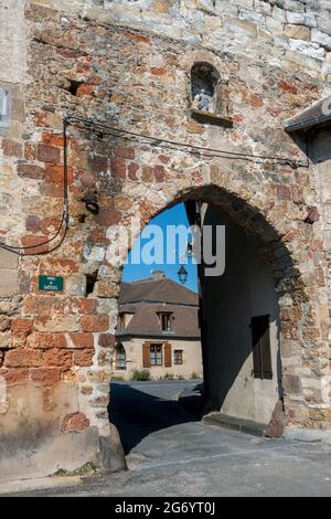Herisson designata "Petite Cité de Caractère". Ingresso della città. Allier. Auvergne, Rodano Alpes. Francia. Foto Stock