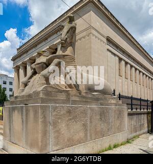 Il War Memorial, 101 North Gay Street, onora tutti i veterani di guerra del Maryland. È stato progettato da Lawrence Hall Fowler; cavalli di mare di Edmond R. Amateis. Foto Stock