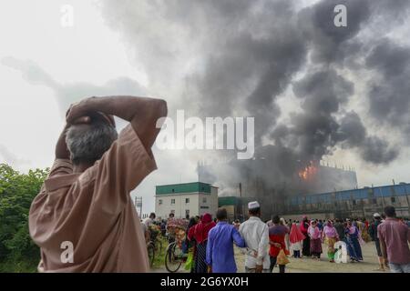 Narayanganj, Bangladesh . 09 luglio 2021. Quarantanove corpi sono stati recuperati dopo un massiccio incendio infuriato in una fabbrica di Hashem Food and Beverage Ltd. Nella zona di Karnagop di Ruppanj a Narayanganj il Venerdì pomeriggio. Il fuoco scoppiò al piano terra dell'edificio a sei piani intorno alle 17:00 giovedì. Bangladesh, il 9 luglio 2021. Foto di Kanti Das Suvra/ABACAPRESS.COM Credit: Abaca Press/Alamy Live News Foto Stock