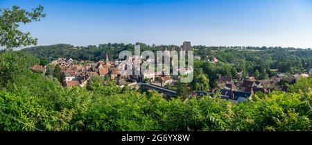 Villaggio di Herisson designato "Petite Cité de Caractère". Vista sul castel dei Ducs de Bourbon. Allier. Auvergne Rodano Alpi. Francia Foto Stock