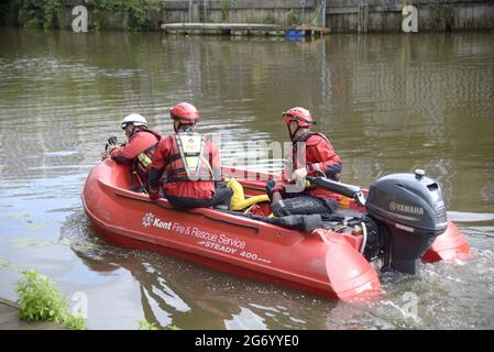 Maidstone, Kent, Regno Unito. 9 luglio 2021. Un gran numero di servizi di emergenza assistono a un incidente nel centro di Maidstone, concentrandosi sul fiume Medway, dove si ritiene che un uomo sia saltato da un ponte nel centro della città. Un elicottero, un drone, un'unità di cura critica e una ricerca e salvataggio acquatici sono stati dispiegati a metà pomeriggio. [Update 10/07: Il corpo di un uomo è stato purtroppo recuperato questa mattina. The Death is not betting considered Suspicious] Credit: Phil Robinson/Alamy Live News Foto Stock