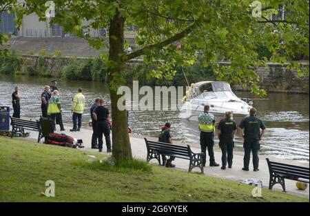 Maidstone, Kent, Regno Unito. 9 luglio 2021. Un gran numero di servizi di emergenza assistono a un incidente nel centro di Maidstone, concentrandosi sul fiume Medway, dove si ritiene che un uomo sia saltato da un ponte nel centro della città. Un elicottero, un drone, un'unità di cura critica e una ricerca e salvataggio acquatici sono stati dispiegati a metà pomeriggio. [Update 10/07: Il corpo di un uomo è stato purtroppo recuperato questa mattina. The Death is not betting considered Suspicious] Credit: Phil Robinson/Alamy Live News Foto Stock