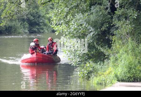 Maidstone, Kent, Regno Unito. 9 luglio 2021. Un gran numero di servizi di emergenza assistono a un incidente nel centro di Maidstone, concentrandosi sul fiume Medway, dove si ritiene che un uomo sia saltato da un ponte nel centro della città. Un elicottero, un drone, un'unità di cura critica e una ricerca e salvataggio acquatici sono stati dispiegati a metà pomeriggio. [Update 10/07: Il corpo di un uomo è stato purtroppo recuperato questa mattina. The Death is not betting considered Suspicious] Credit: Phil Robinson/Alamy Live News Foto Stock