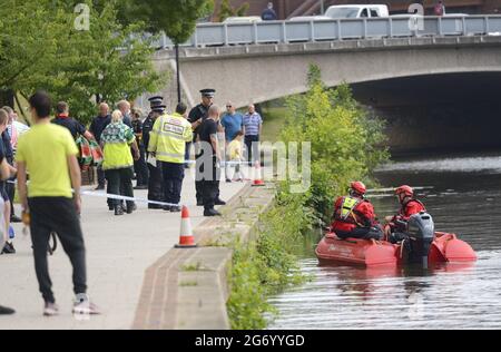 Maidstone, Kent, Regno Unito. 9 luglio 2021. Un gran numero di servizi di emergenza assistono a un incidente nel centro di Maidstone, concentrandosi sul fiume Medway, dove si ritiene che un uomo sia saltato da un ponte nel centro della città. Un elicottero, un drone, un'unità di cura critica e una ricerca e salvataggio acquatici sono stati dispiegati a metà pomeriggio. [Update 10/07: Il corpo di un uomo è stato purtroppo recuperato questa mattina. The Death is not betting considered Suspicious] Credit: Phil Robinson/Alamy Live News Foto Stock