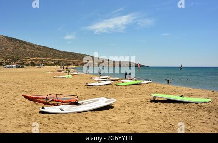 Prasonisi, Grecia, spiaggia e surf attrezzature sportive persone che si godono l'acqua Foto Stock