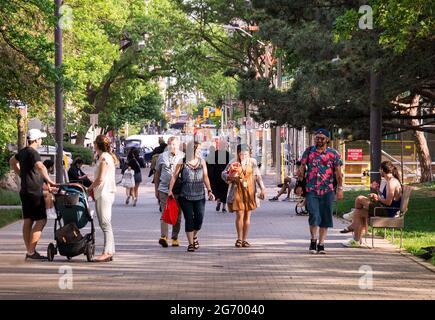 TORONTO, CANADA - 06 05 2021: Torontoniani che camminano lungo il vicolo di Grange Park nel centro di Toronto con John Street che attraversa Stephanie, Queen, Richmond Foto Stock