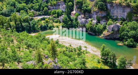 Piccolo villaggio trogloditico francese di Castelbouc nelle Gole del Tarn, Occitanie, Francia Foto Stock