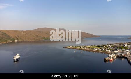 Il lungomare di Ullapool nelle Highlands occidentali della Scozia, Regno Unito Foto Stock