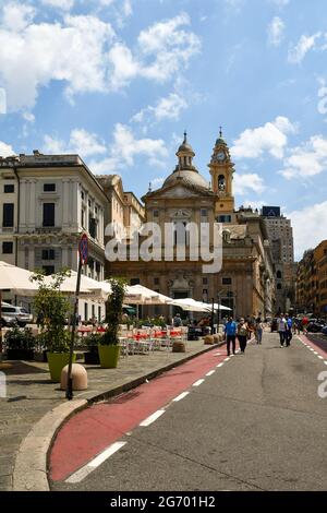 Vista su Piazza Giacomo Matteotti con la Chiesa di Gesù e caffè all'aperto in estate, Genova, Liguria, Italia Foto Stock