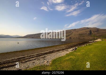 Il lungomare di Ullapool nelle Highlands occidentali della Scozia, Regno Unito Foto Stock