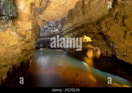 Le suggestive Smoo Caves vicino Durness nelle Highlands scozzesi, Regno Unito Foto Stock