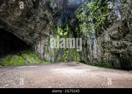 Le suggestive Smoo Caves vicino Durness nelle Highlands scozzesi, Regno Unito Foto Stock