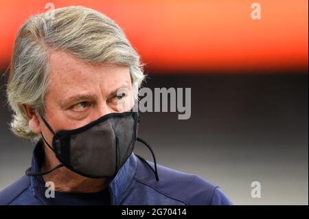 Syracuse, New York, Stati Uniti. 03 Apr 2021. Kevin Corrigan, capo di Notre Dame Fighting irlandese, guarda prima di una partita di lacrosse NCAA Mens contro Syracuse Orange sabato 3 aprile 2021 al Carrier Dome di Syracuse, New York. Notre Dame ha vinto il 18-11. Rich Barnes/CSM/Alamy Live News Foto Stock