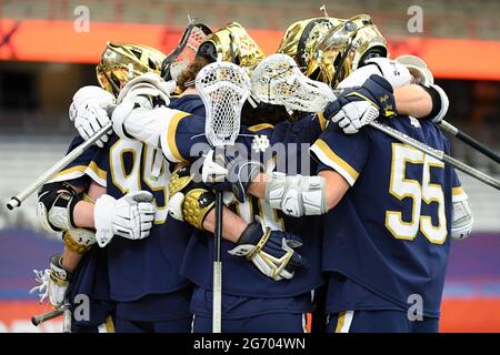 Syracuse, New York, Stati Uniti. 03 Apr 2021. Notre Dame Fighting Irish Players celebrano un gol contro l'arancione di Siracusa durante la seconda metà di una partita di lacrosse degli NCAA Mens sabato 3 aprile 2021 al Carrier Dome di Syracuse, New York. Notre Dame ha vinto il 18-11. Rich Barnes/CSM/Alamy Live News Foto Stock