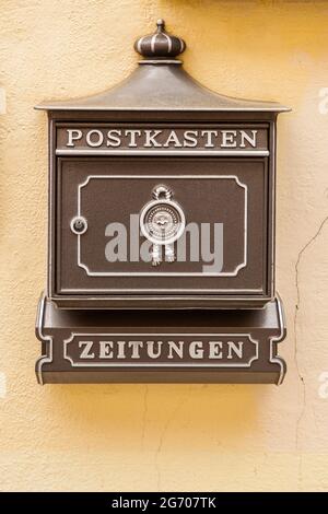 Norimberga, Germania - 17 maggio 2016: Letterbox tedesco sulla parete in primo piano Foto Stock