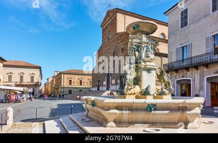 Faenza, Italia - 27 febbraio 2020: Veduta di Piazza Liberta a Faenza con la Cattedrale di San Pietro Apostolo e fontana, Emilia-Romagna, Italia Foto Stock