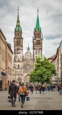 Norimberga, Germania - 17 maggio 2016: Via Karolinenstrasse con persone a piedi e la chiesa di San Lorenzo a Norimberga Foto Stock