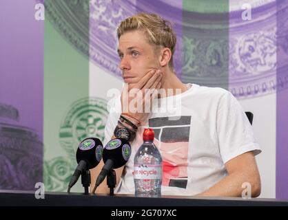 Denis Shapovalov (CAN) partecipa a una conferenza stampa nella Sala principale d'intervista dopo aver perso la partita contro Novak Djokovic (SRB) nella semifinale dei Gentlemen's Singles sul Centre Court ai Campionati 2021. Si è svolto presso l'All England Lawn Tennis Club di Wimbledon. Giorno 11 Venerdì 09/07/2021. Credit: AELTC/Joe Toth, l'11° giorno di Wimbledon presso l'All England Lawn Tennis and Croquet Club di Wimbledon. Data immagine: Venerdì 9 luglio 2021. Foto Stock