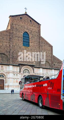 Bologna, Italia - 12 ottobre 2016: Autobus turistico Hop-on Hop-Off con Basilica di San Petronio in Piazza maggiore a Bologna Foto Stock