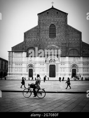 Bologna, Italia - 12 ottobre 2016: Ciclista della Basilica di San Petronio in Piazza maggiore nella città di Bologna. Paesaggio urbano, fotograp urbano bianco e nero Foto Stock