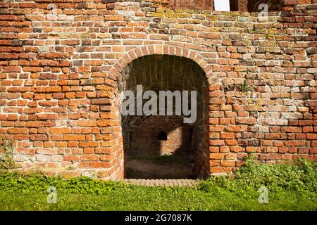 Una sorta di porta verso il basso visto dalla zona esterna (il cortile) del castello di Teylingen rovina nel villaggio sud-olandese di Sassenheim in t Foto Stock