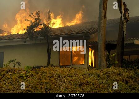 Casa sul fuoco durante il fuoco di Witch Creek, a nord di San Diego, California, Foto Stock