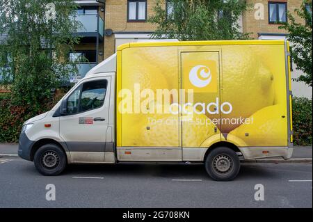 West Drayton, London Borough of Hillingdon, Regno Unito. 9 luglio 2021. Un furgone di consegna Ocado fuori su una consegna. Molte persone sono passati a consegne a domicilio per il loro shopping durante il Covid-19 Pandemic. Credito: Maureen McLean/Alamy Foto Stock