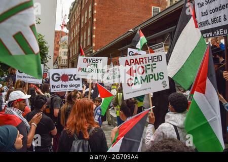 Londra, Regno Unito. 9 luglio 2021. Manifestanti alla London School of Economics (LSE) durante la protesta studentesca per la Palestina. I manifestanti hanno marciato verso varie università nel centro di Londra chiedendo loro di rinunciare a "tutte le aziende compitano in Israele violazioni del diritto internazionale" e di semmai "tutti i legami con istituzioni israeliane complici". (Credit: Vuk Valcic / Alamy Live News) Foto Stock