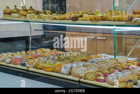 Prodotti da forno marocchini. La parte anteriore di un negozio di dolci marocchini Foto Stock