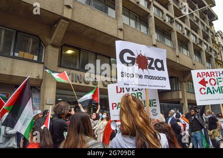 Londra, Regno Unito. 9 luglio 2021. Manifestanti al di fuori del King's College di Londra durante la protesta studentesca per la Palestina. I manifestanti hanno marciato verso varie università nel centro di Londra chiedendo loro di rinunciare a "tutte le aziende compitano in Israele violazioni del diritto internazionale" e di semmai "tutti i legami con istituzioni israeliane complici". (Credit: Vuk Valcic / Alamy Live News) Foto Stock