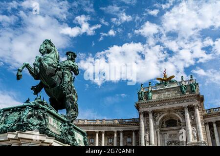 Vista a basso angolo della Statua del Principe Eugenio sulla piazza Herosquare di Vienna, in Austria, di fronte al Palazzo di Hofburg Foto Stock