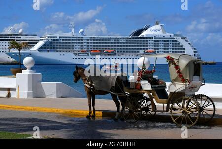 SAN MIGUEL DE COZUMEL, QUINTANA ROO, MESSICO; REGENT SETTE MARI VOYAGER NEL PORTO; GIRO IN CARROZZA VICINO AL PORTO Foto Stock