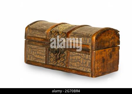 Primo piano immagine di tradizionale scatola in legno su sfondo bianco. Messa a fuoco selettiva Foto Stock