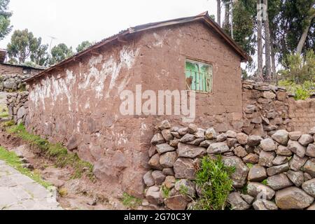 Villaggio adobe casa sull'isola di Taquile nel lago Titicaca, Perù Foto Stock