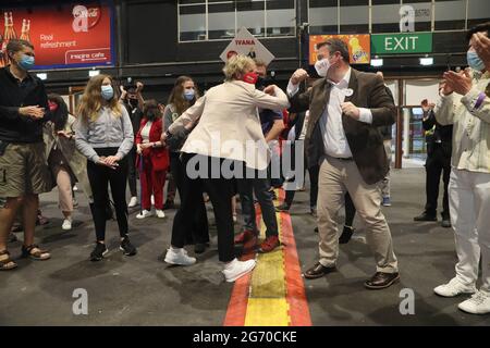 Il candidato laburista Ivana Bacik festeggia con il leader laburista Alan Kelly dopo essere stato dichiarato vincitore per la by-elezione di Dublin Bay South a Simmonscourt, RDS a Ballsbridge, Dublino. Data immagine: Venerdì 9 luglio 2021. Vedere PA storia IRISH ByElection. Il credito fotografico dovrebbe essere: Brian Lawless/PA Wire Foto Stock