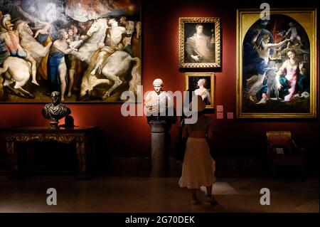 Napoli, Campania, Italia. 6 luglio 2021. Un paio di visitatori che guardano i dipinti, durante la mostra.dopo la lunga chiusura del Covid-19, i visitatori locali e stranieri potranno ammirare l'esposizione di lava, porcellana e musica (Napoli di lava, porcellana e musica) al Museo di Capodimonte. Curata dal regista Sylvain Bellenger e dai costumi del Teatro San Carlo (Teatro San Carlo), la mostra si terrà fino al 2021 settembre. Credit: Valeria Ferraro/SOPA Images/ZUMA Wire/Alamy Live News Foto Stock