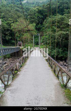 Puente Ruinas ponte sul fiume Urubamba vicino Machu Picchu rovine, Perù Foto Stock