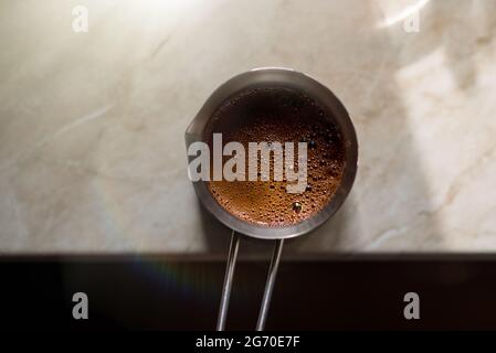 caffè turco pronto all'uso in cezva in turk sulla vista dall'alto Foto Stock